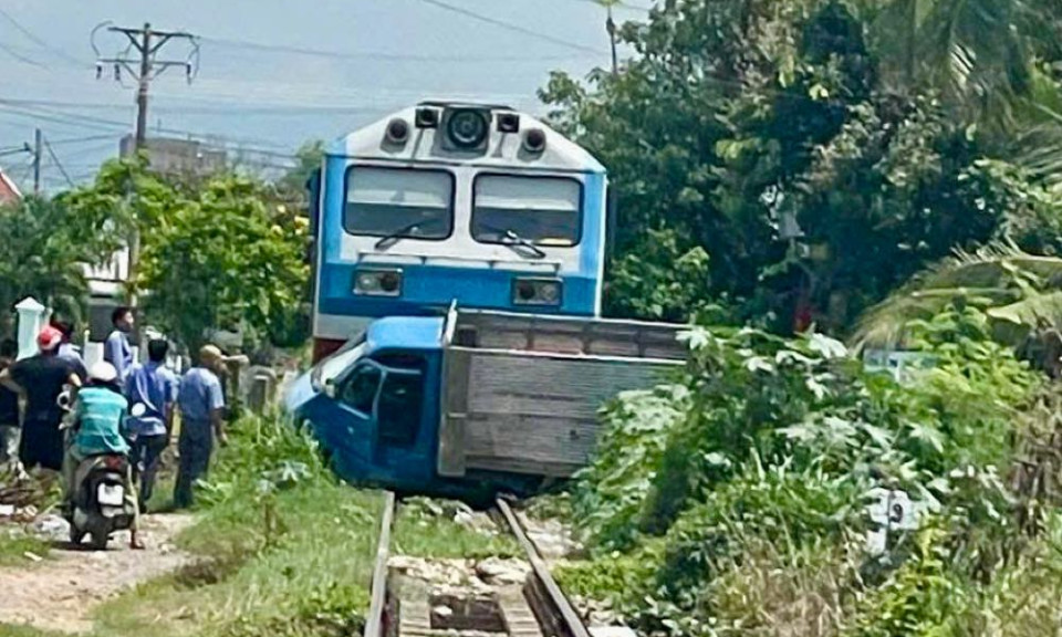 Tàu hỏa va chạm xe tải băng qua đường sắt ở Bình Thuận