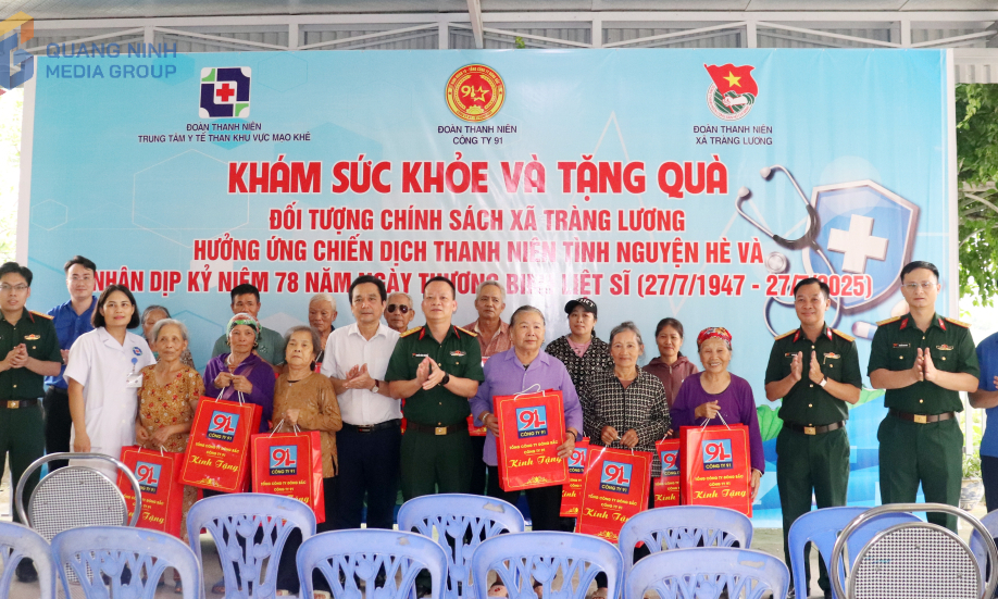 Khám bệnh, cấp phát thuốc miễn phí và tặng quà gia đình chính sách nhân kỷ niệm 78 năm ngày thương binh, liệt sĩ