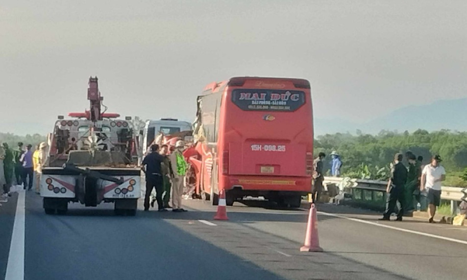 Tai nạn xe khách trên cao tốc Đà Nẵng - Quảng Ngãi, 2 người tử vong, 16 người bị thương