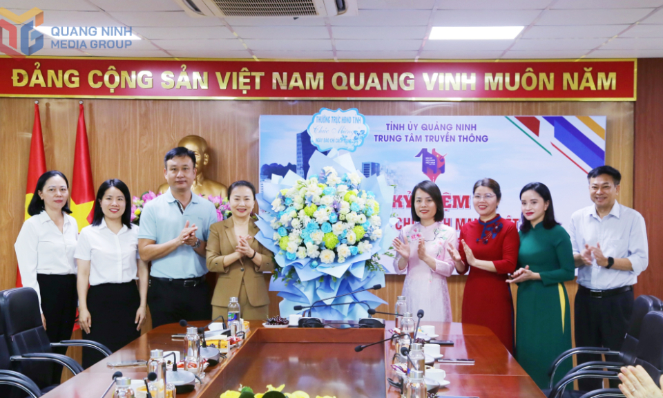 Phó Chủ tịch Thường trực HĐND tỉnh Vi Ngọc Bích chúc mừng Trung tâm Truyền thông tỉnh nhân kỷ niệm 100 năm Báo chí Cách mạng Việt Nam