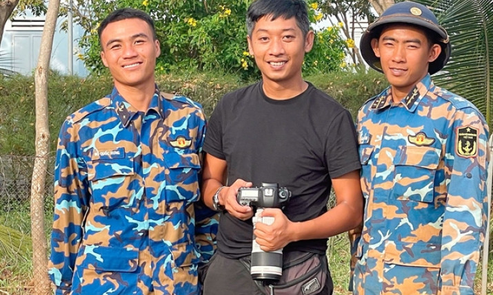 Journalists spread information with captured moments