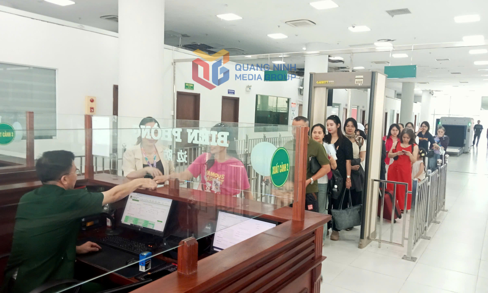 Hoạt động xuất nhập cảnh qua các cửa khẩu, lối mở tại Móng Cái sôi động trong 6 tháng đầu năm
