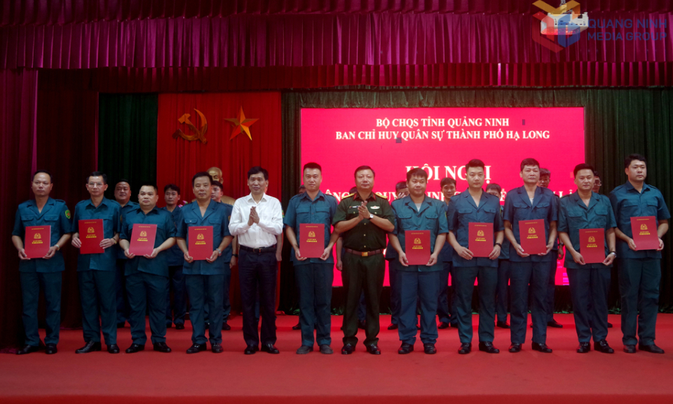 Công bố quyết định giải thể, thành lập mới Ban CHQS cấp xã