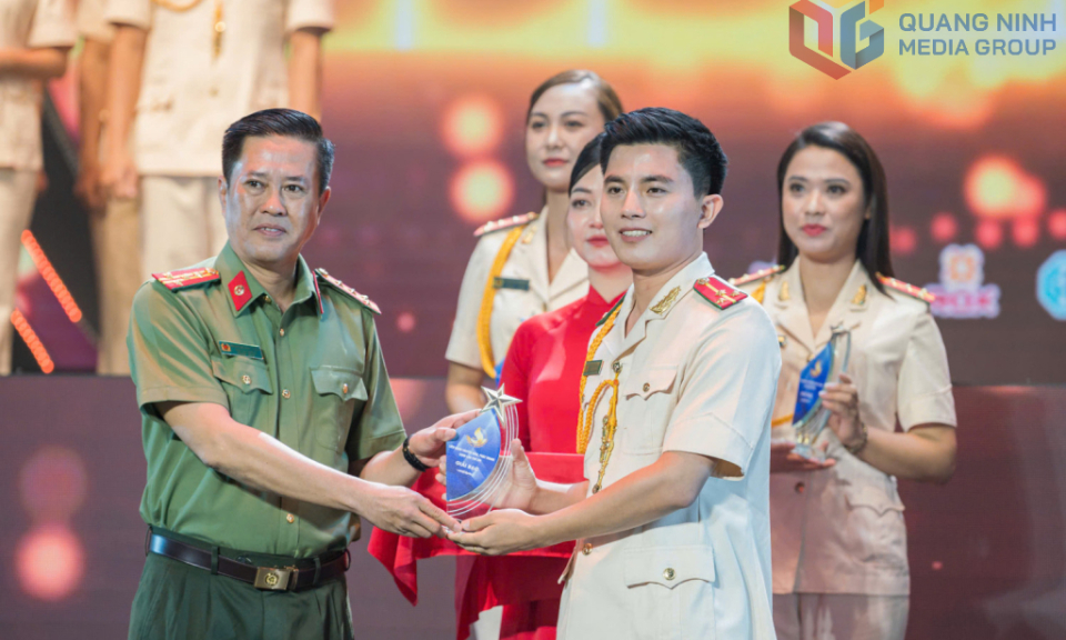 Những phóng viên mang sắc phục công an