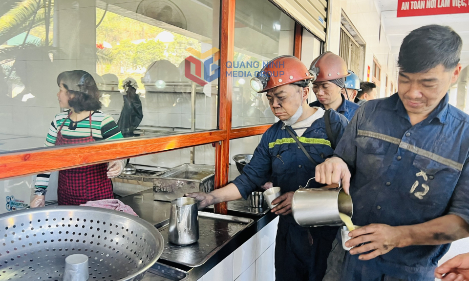 Chăm lo sức khỏe người lao động trong mùa nắng nóng