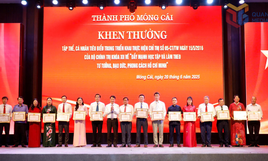TP Móng Cái: Giao ban 3 chức danh và biểu dương tập thể, cá nhân tiêu biểu 6 tháng đầu năm 2025