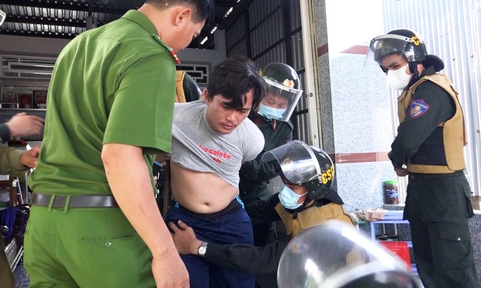Đánh mẹ rồi đâm vào ngực cán bộ an ninh, thanh niên cố thủ trong nhà