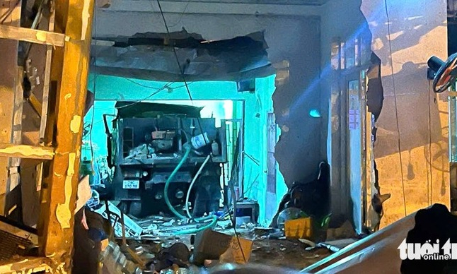Xe ben tông vào quán cà phê ở Nha Trang, 1 người trong quán chết