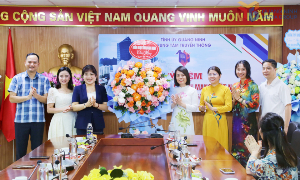 Đoàn ĐBQH tỉnh chúc mừng Trung tâm Truyền thông tỉnh nhân kỷ niệm 100 năm Ngày Báo chí Cách mạng Việt Nam