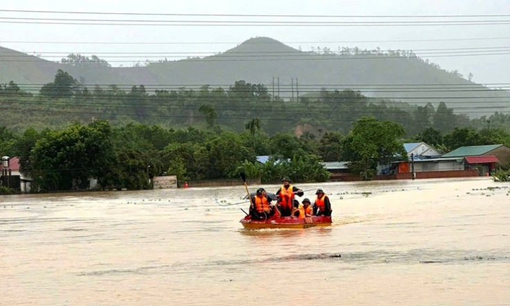 Thái Nguyên ngập sâu vì mưa lớn, dân leo lên mái nhà cầu cứu