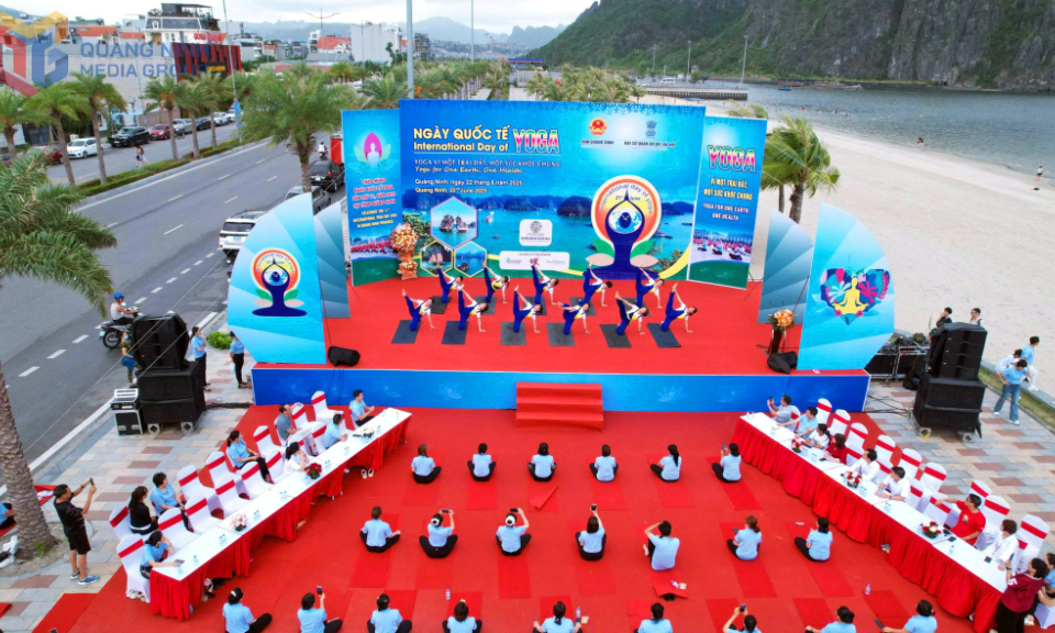 Sôi động ngày hội Yoga kết nối nghìn trái tim yogi bên bờ Di sản Vịnh Hạ Long