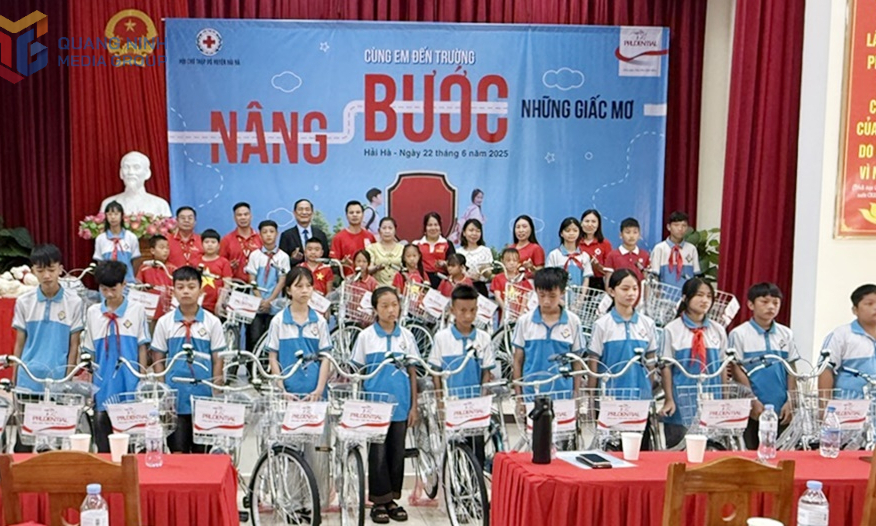 Trao tặng xe đạp cho học sinh vượt khó vươn lên