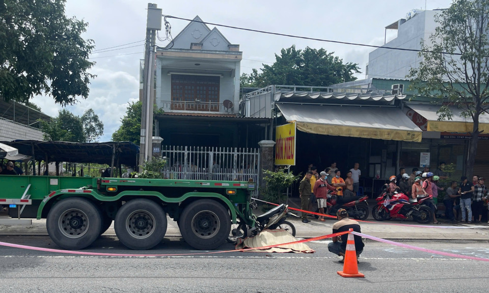 Bình Dương: Xe máy tông đuôi xe đầu kéo, một người tử vong