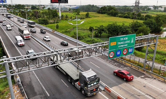 Traffic police urge drivers to avoid mobile phone use on expressways