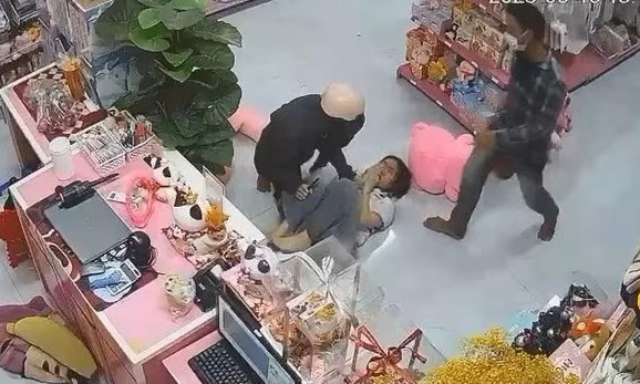 Hai đối tượng cầm hung khí khống chế và trói cô gái để cướp tài sản ở cửa hàng