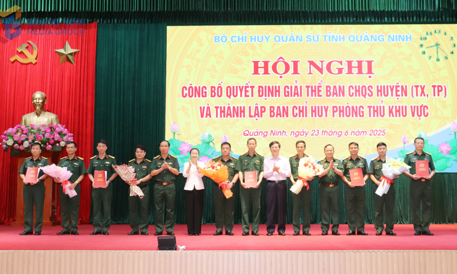 Công bố quyết định giải thể Ban CHQS cấp huyện và thành lập Ban Chỉ huy Phòng thủ khu vực