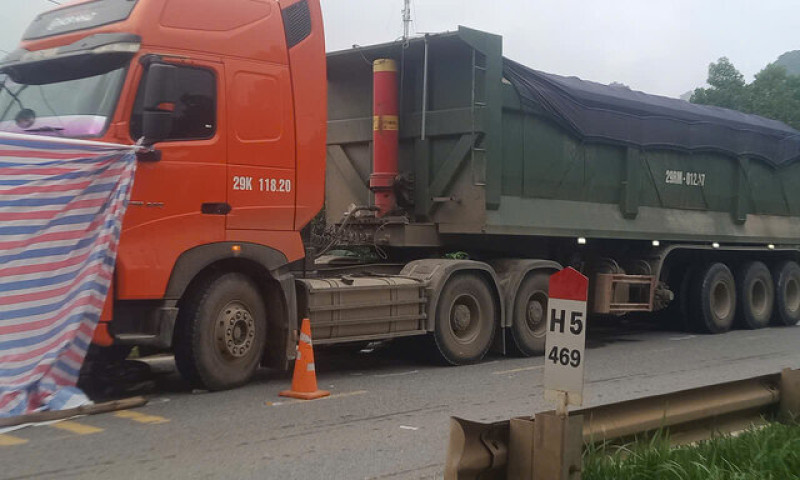 Xe máy va chạm xe đầu kéo, 2 người tử vong lúc rạng sáng trên đường Hồ Chí Minh