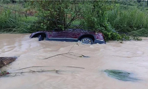 Tuyên Quang: Ô tô chở 5 người trôi cả trăm mét trong dòng nước lũ
