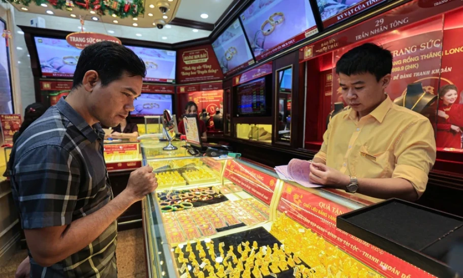 Giá vàng SJC giữ ổn định, tỷ giá tại ngân hàng giảm trong phiên sáng đầu tuần