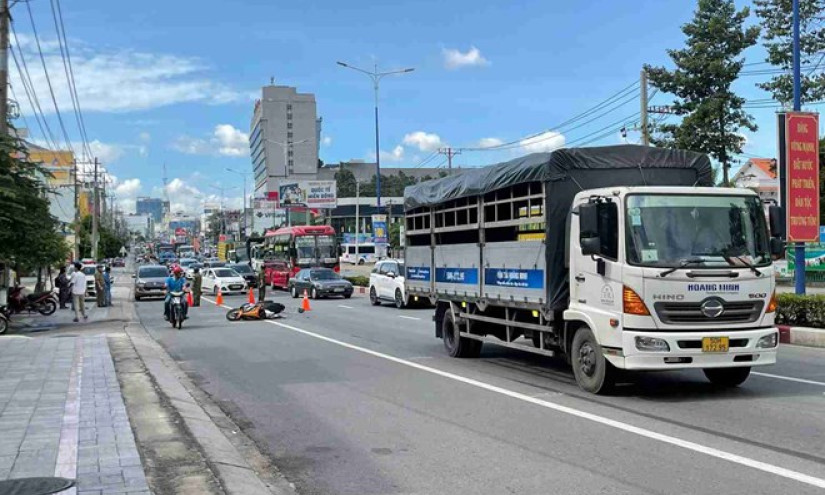 Làm rõ vụ tai nạn giữa xe máy và xe tải khiến người phụ nữ tử vong trên Quốc lộ 13