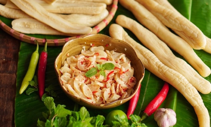 Bắc Ninh’s long pickling melon impresses HCM City visitors