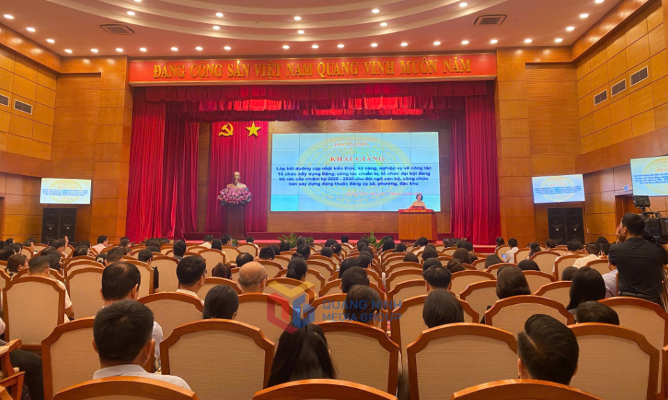 Khai giảng lớp bồi dưỡng cán bộ làm công tác tổ chức xây dựng Đảng cấp xã, phường, đặc khu
