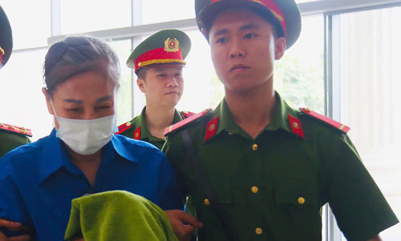 Dẫn giải bị cáo vụ Tập đoàn Phúc Sơn vào phòng xử