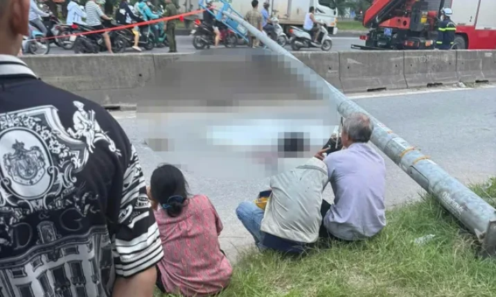 Hà Nội: Cột đèn đổ ra đường, một người tử vong