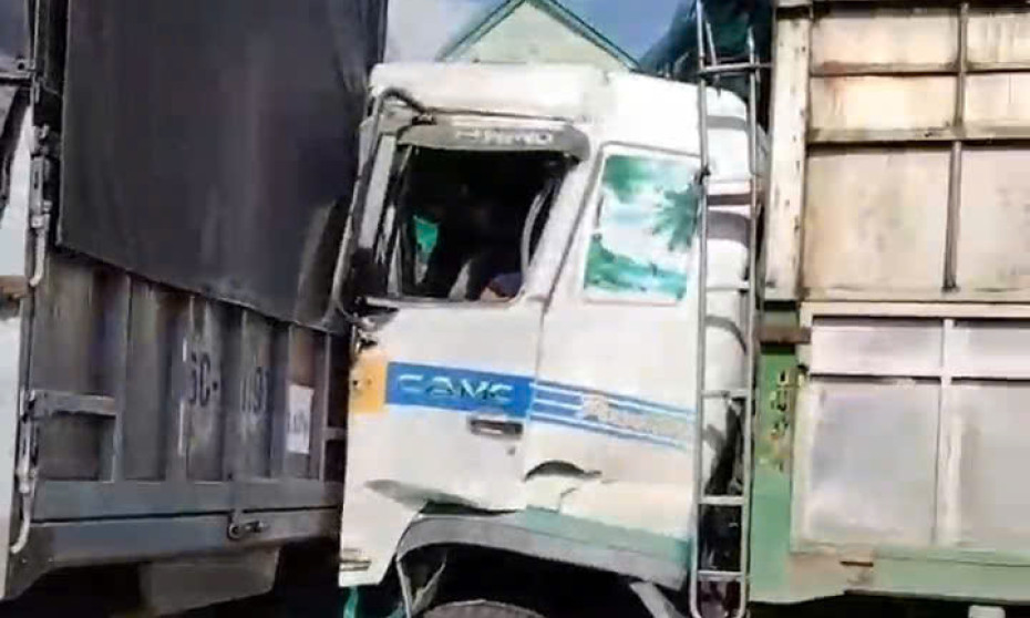 Tai nạn liên hoàn 3 xe tải chở dăm gỗ và xe máy trên QL1 qua Quảng Ngãi