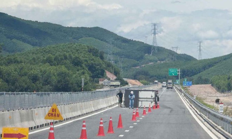 Xe tải lật trên cao tốc Hà Tĩnh, chắn một làn đường