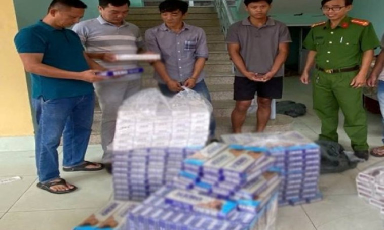 Khởi tố hai đối tượng dùng xe tải vận chuyển thuốc lá điếu nhập lậu