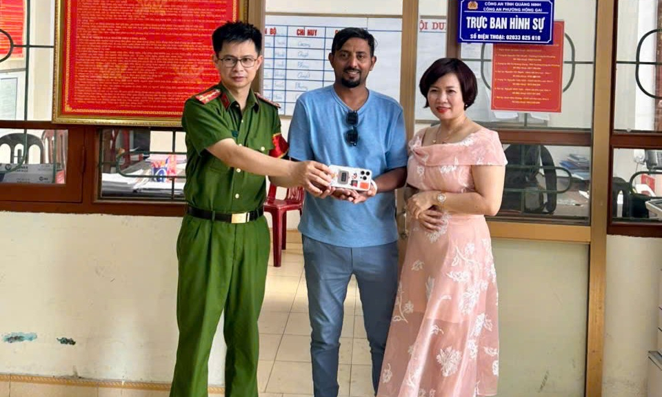 Công an phường Hồng Gai nỗ lực tìm kiếm điện thoại bị rơi cho du khách quốc tế