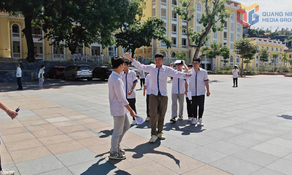 Đề thi Ngữ văn đậm tính thời sự với chủ đề "Vùng trời quê hương nào cũng là bầu trời Tổ quốc"