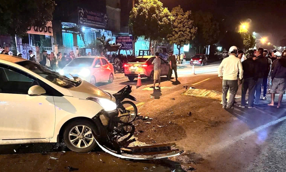 Điều tra nguyên nhân xe máy va chạm ô tô khiến hai thanh niên tử vong