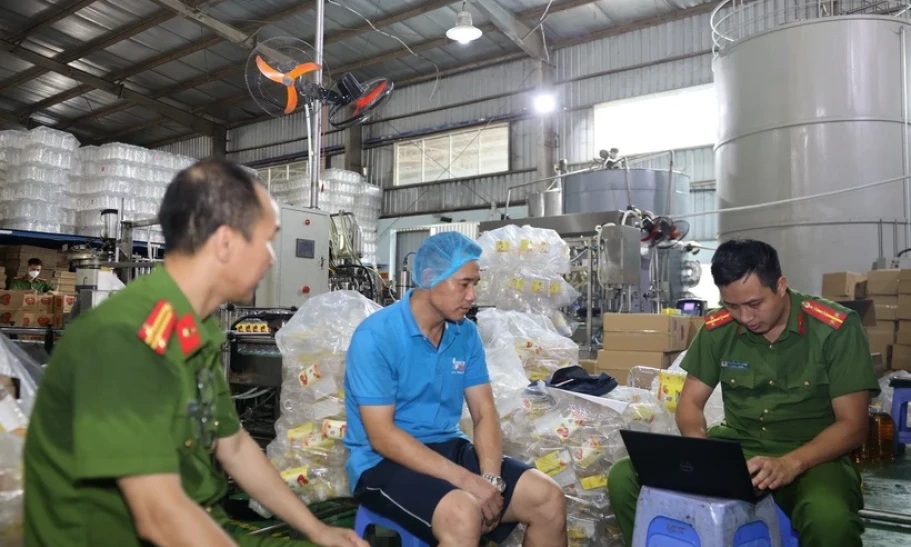 Công an Hưng Yên triệt phá đường dây nhập lậu cả nghìn tấn "dầu thực vật giả"