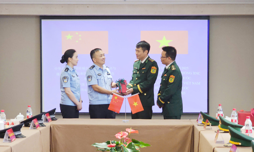 Đồn Biên phòng cửa khẩu cảng Vạn Gia hội đàm với Trạm kiểm tra Biên phòng xuất, nhập cảnh Phòng Thành