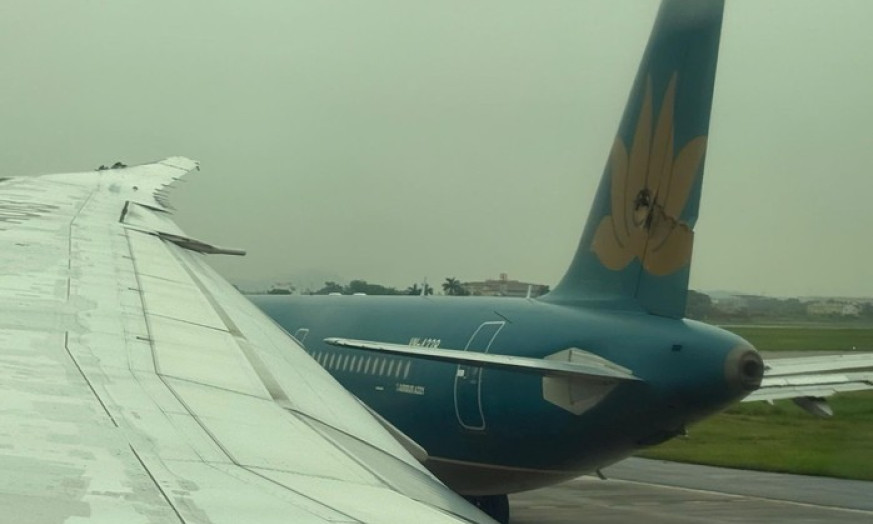 Hai máy bay va chạm tại sân bay Nội Bài