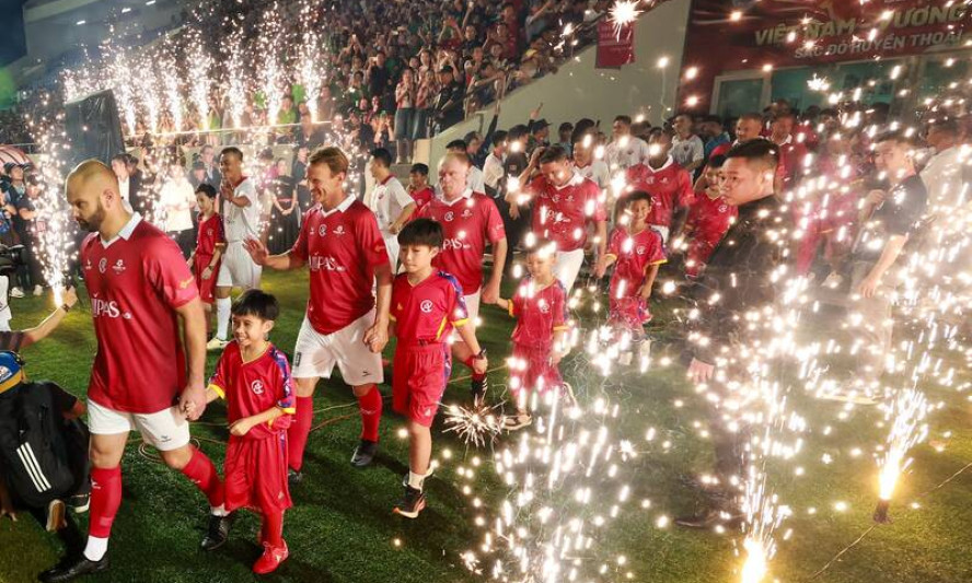 Khoảnh khắc ấn tượng tại trận cầu giữa Manchester Reds và Vietnam All Stars tại Đà Nẵng