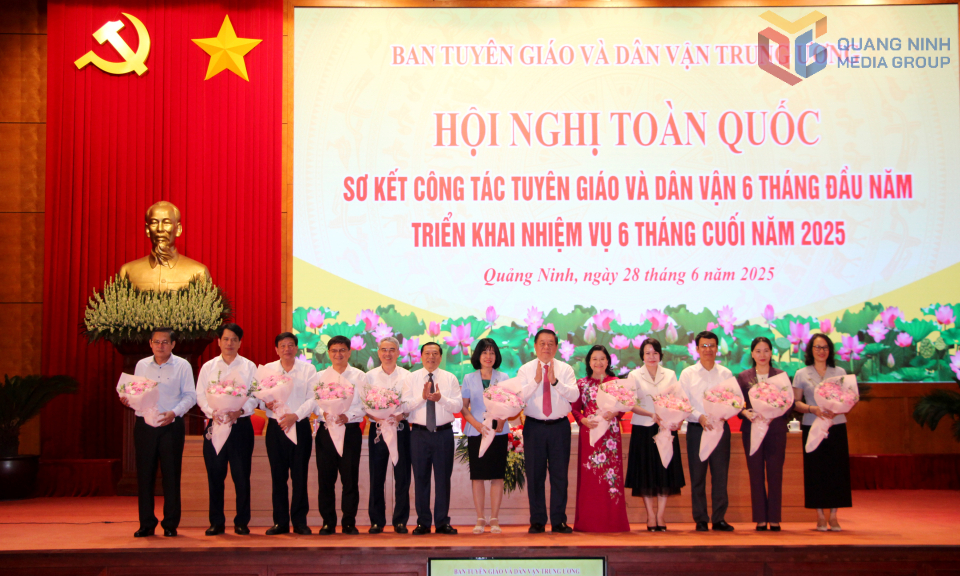 Hội nghị toàn quốc sơ kết công tác tuyên giáo và dân vận