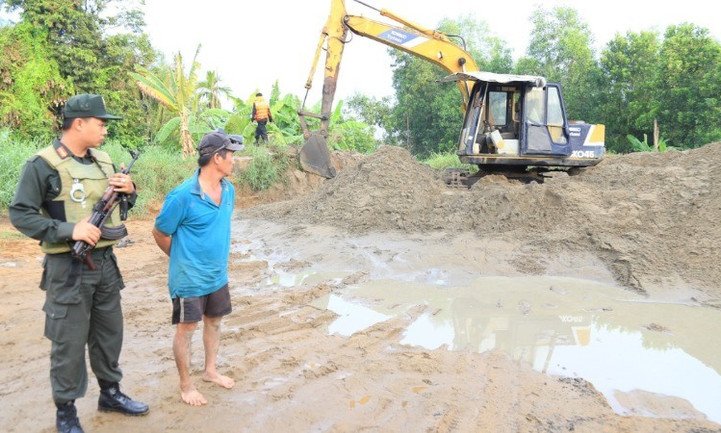Bắt nhóm đối tượng khai thác cát trái phép trên sông Đồng Nai