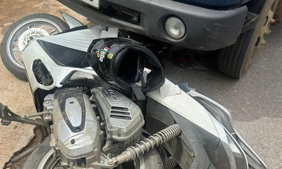 Xe máy va chạm với ô tô khiến 2 người thương vong ở Sơn La