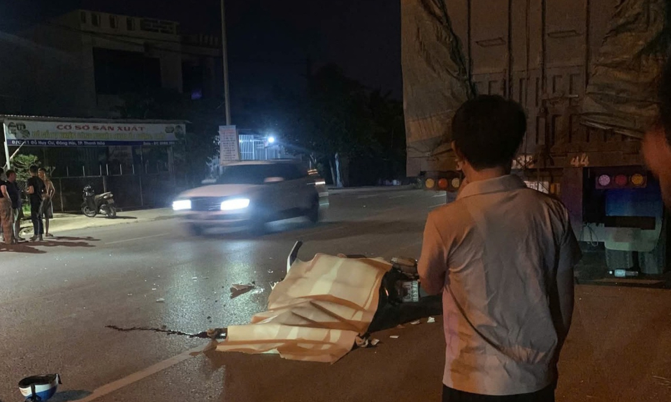 Đi xe máy tốc độ cao đâm đuôi xe tải đang đỗ, người đàn ông tử vong tại chỗ