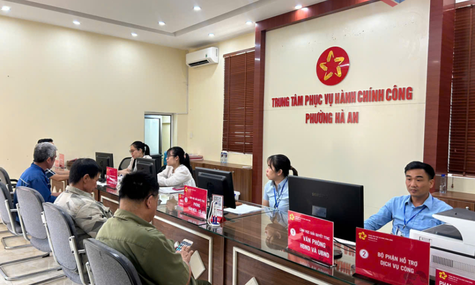 Xây dựng đội ngũ cán bộ cấp xã mới vừa “hồng” vừa “chuyên”