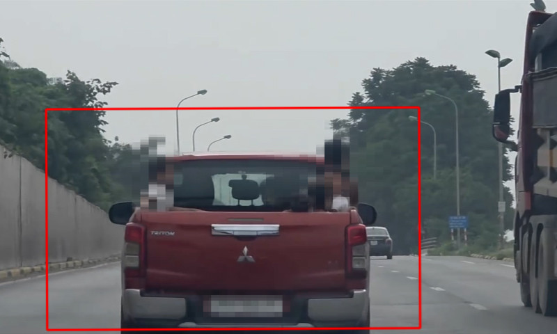 Xác minh, xử lý tài xế để trẻ em ngồi thùng xe bán tải chạy trên cao tốc