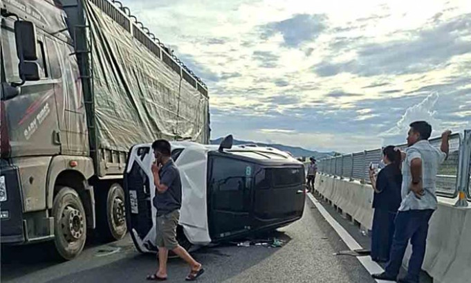 Va chạm với xe tải, xe con lật nghiêng trên cao tốc