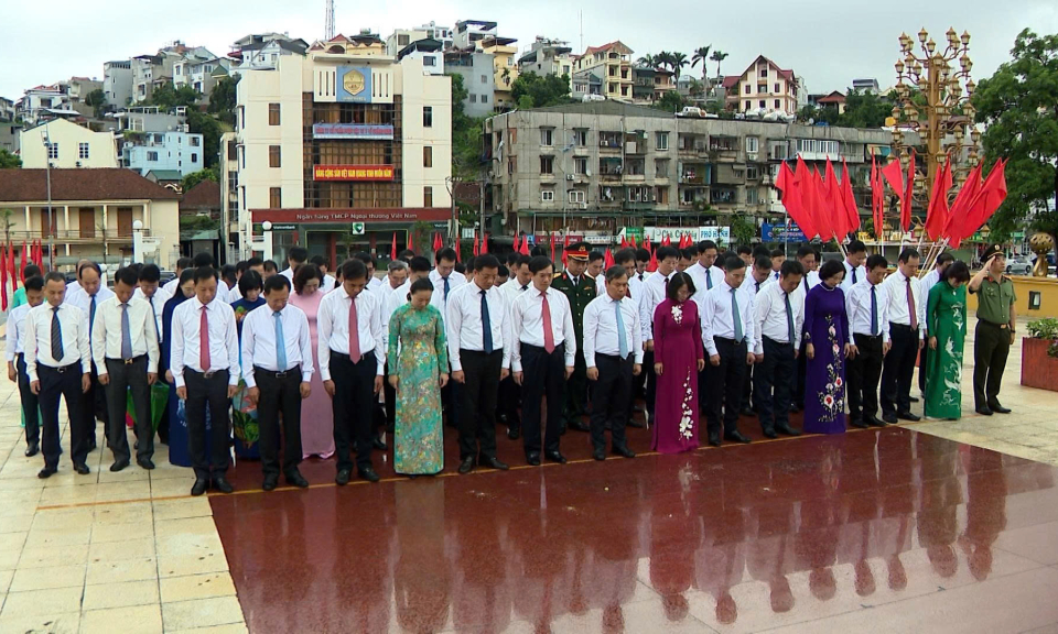 Đoàn đại biểu tỉnh dâng hương tưởng niệm các Anh hùng liệt sĩ