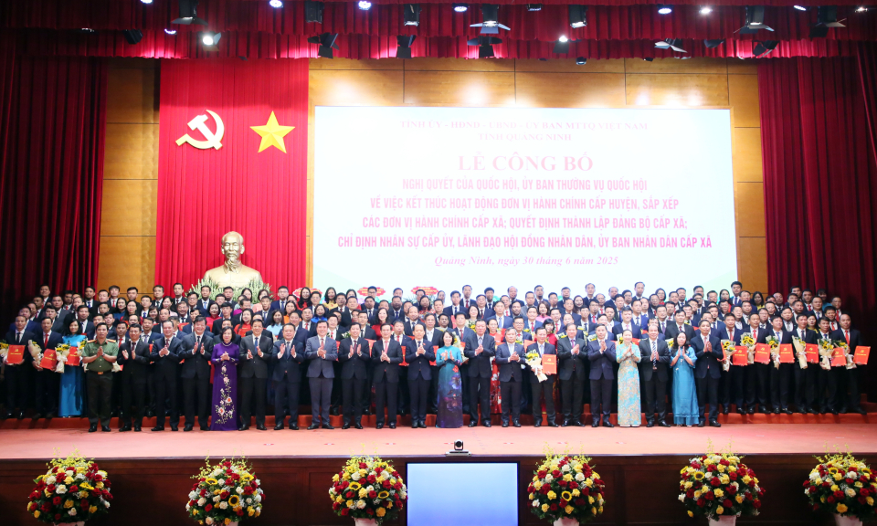 Lễ công bố các quyết định về thực hiện mô hình chính quyền địa phương 2 cấp tại tỉnh Quảng Ninh
