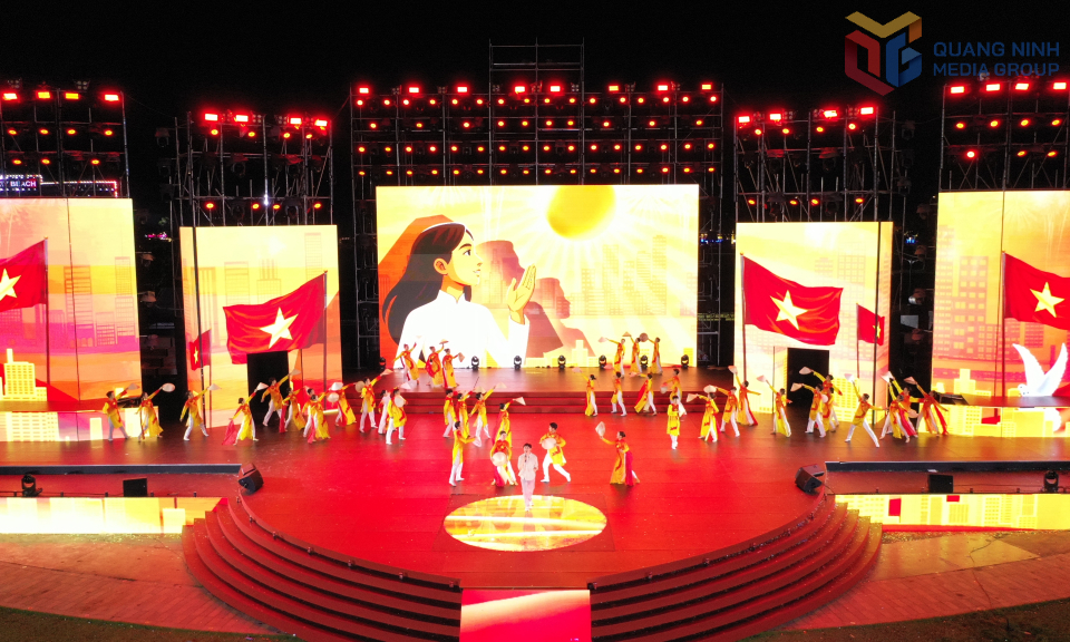Tổng duyệt Chương trình nghệ thuật đặc biệt chào mừng công bố chính quyền địa phương hai cấp tỉnh Quảng Ninh