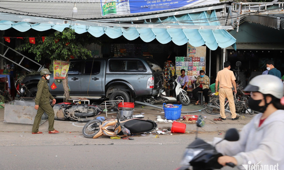 Ô tô tông loạt xe máy ở Hậu Giang, 2 người thương vong