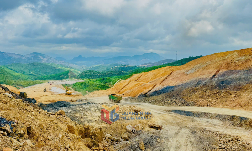 Nhà thầu đẩy mạnh thi công QL279.
